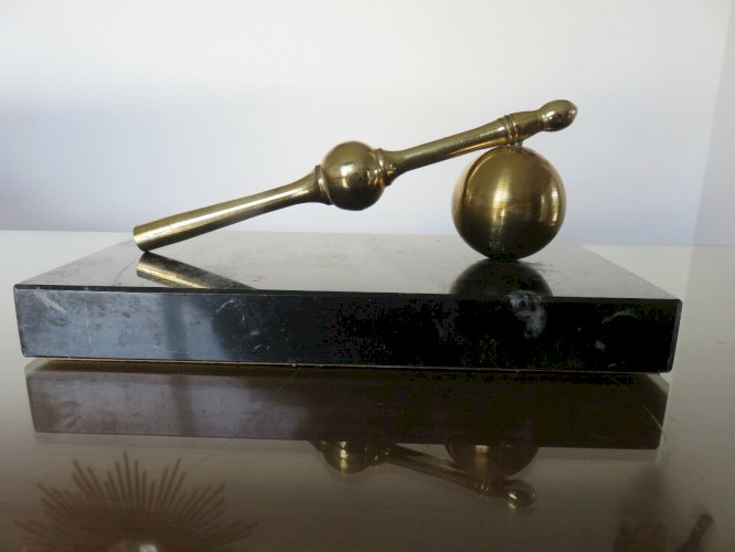 GRAND PRESSE PAPIER EN LAITON DORE SUR SOCLE EN MARBRE ANNEES 70 VINTAGE -2,7KG 