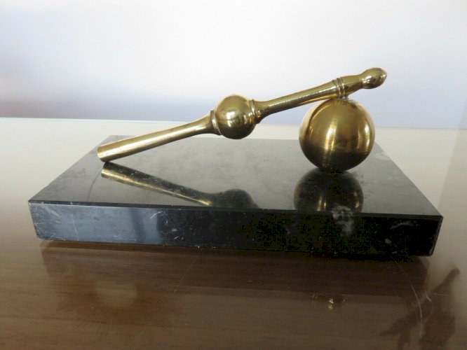 GRAND PRESSE PAPIER EN LAITON DORE SUR SOCLE EN MARBRE ANNEES 70 VINTAGE -2,7KG 