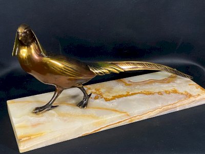 Large subject of a peacock in iridescent bronze on an onyx terrace, Art Deco period.
