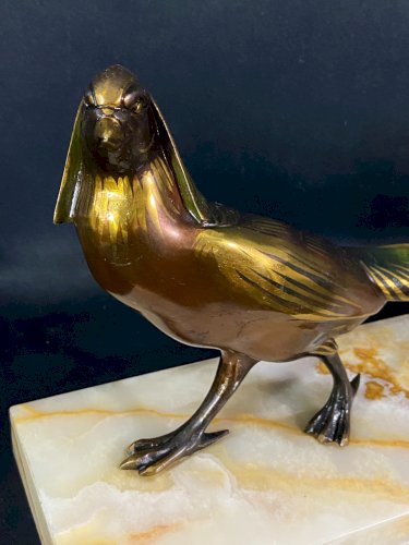 Grand sujet au faisan en bronze irisé sur terrasse en onyx époque Art déco