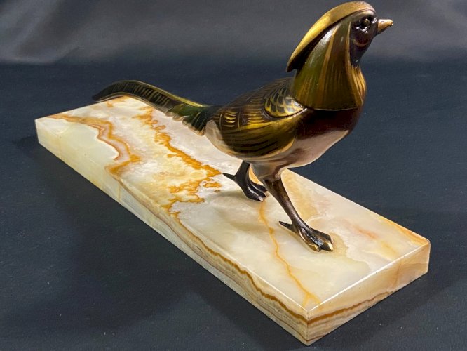 Grand sujet au faisan en bronze irisé sur terrasse en onyx époque Art déco