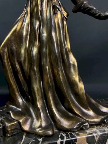 Grand sujet féminin Art Déco sculpture à l'élégante 1920-1930