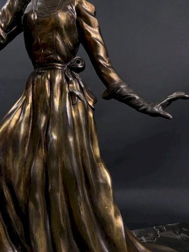 Grand sujet féminin Art Déco sculpture à l'élégante 1920-1930