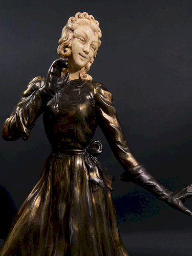 Grand sujet féminin Art Déco sculpture à l'élégante 1920-1930