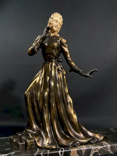 Grand sujet féminin Art Déco sculpture à l'élégante 1920-1930