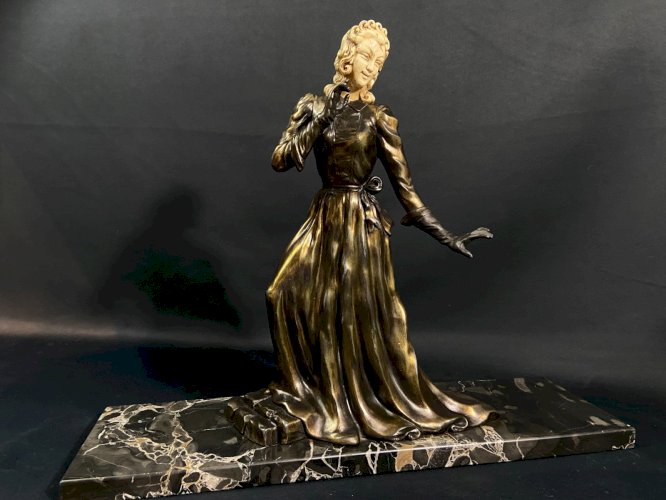 Grand sujet féminin Art Déco sculpture à l'élégante 1920-1930