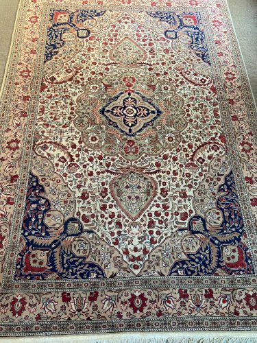 Grand tapis d'Orient en laine noué main grand médaillon central richement fleuri