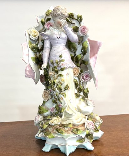 Grand Vase Art Nouveau Allemand Femme Roses Porcelaine vers 1900