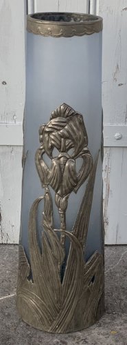 Grand Vase Art Nouveau En Verre Soufflé Dans Une Monture En Étain Aux Iris