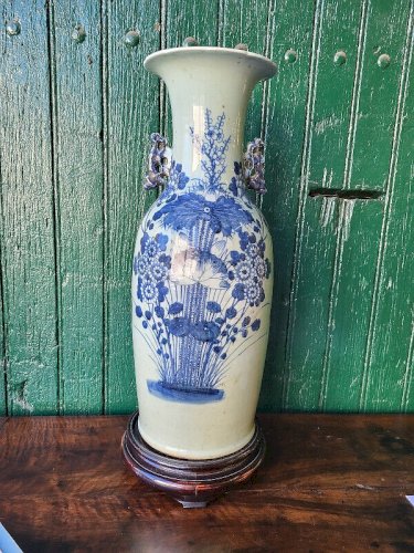 GRAND VASE ASIATIQUE DECOR DE FLEURS SUR UN SUPPORT EN BOIS REF JE