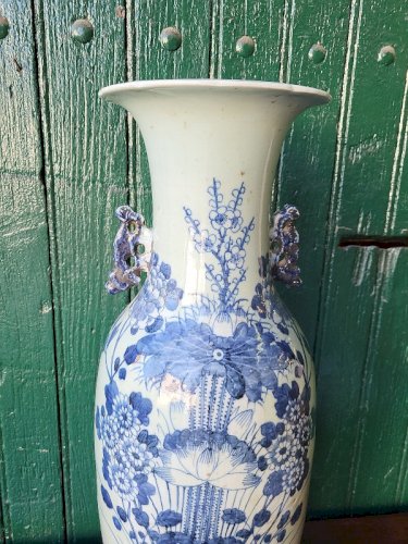 GRAND VASE ASIATIQUE DECOR DE FLEURS SUR UN SUPPORT EN BOIS REF JE