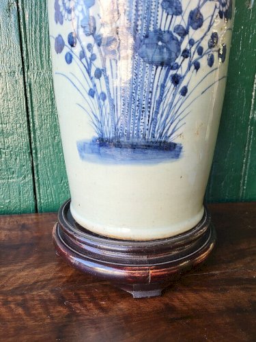 GRAND VASE ASIATIQUE DECOR DE FLEURS SUR UN SUPPORT EN BOIS REF JE