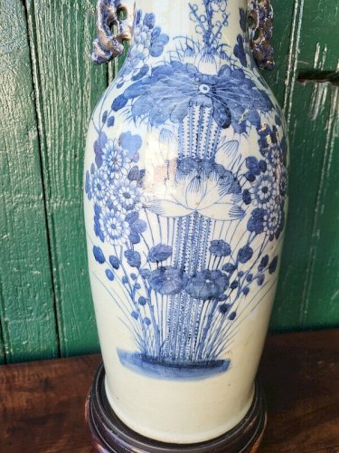 GRAND VASE ASIATIQUE DECOR DE FLEURS SUR UN SUPPORT EN BOIS REF JE
