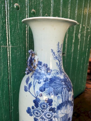 GRAND VASE ASIATIQUE DECOR DE FLEURS SUR UN SUPPORT EN BOIS REF JE