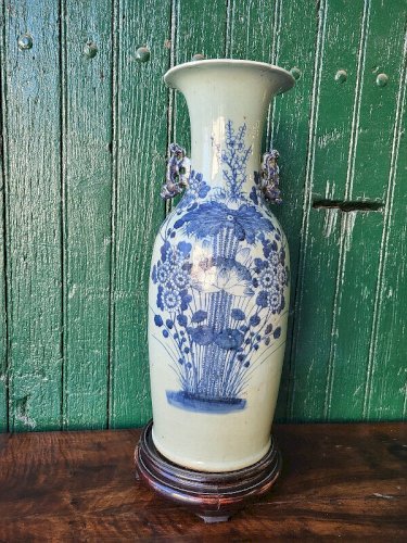 GRAND VASE ASIATIQUE DECOR DE FLEURS SUR UN SUPPORT EN BOIS REF JE