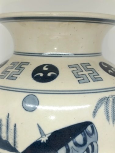 grand vase asiatique en porcelaine à decor de scene paysages animes en bon etat