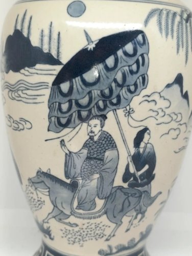 grand vase asiatique en porcelaine à decor de scene paysages animes en bon etat