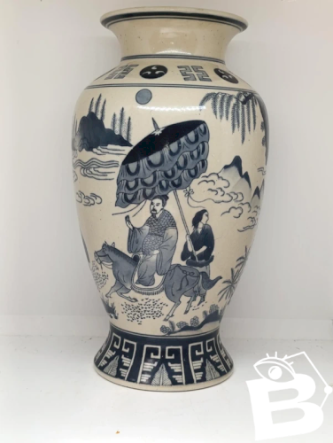 grand vase asiatique en porcelaine à decor de scene paysages animes en bon etat