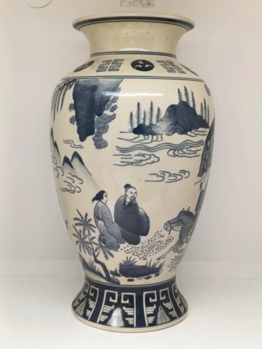 grand vase asiatique en porcelaine à decor de scene paysages animes en bon etat