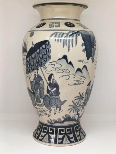 grand vase asiatique en porcelaine à decor de scene paysages animes en bon etat