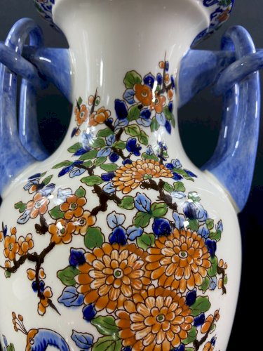 Grand vase balustre en faïence de Gien modèle Delft décor au paon