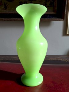 Grand vase balustre en verre opalin couleur anis hauteur 31 cm