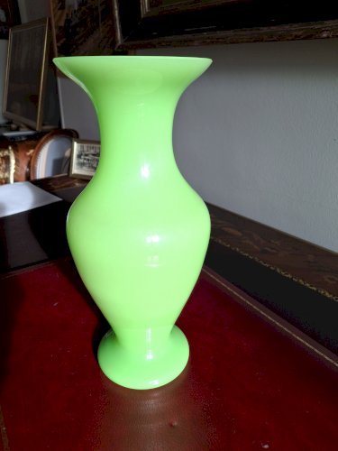 Grand vase balustre en verre opalin couleur anis hauteur 31 cm