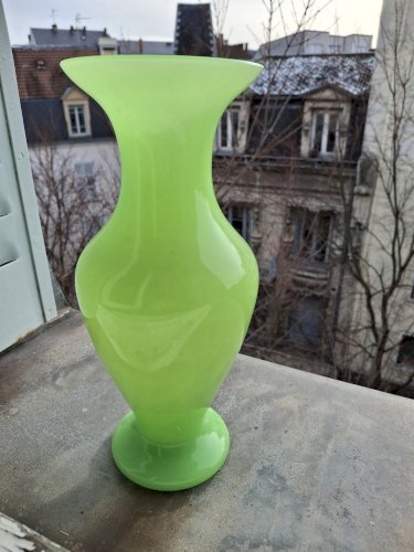Grand vase balustre en verre opalin couleur anis hauteur 31 cm