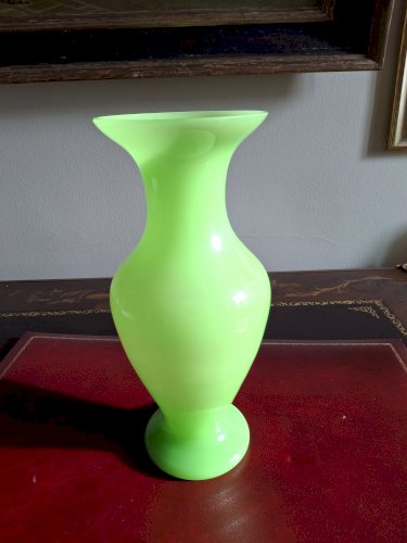Grand vase balustre en verre opalin couleur anis hauteur 31 cm