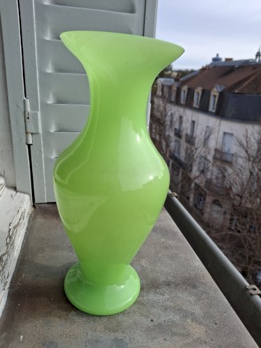 Grand vase balustre en verre opalin couleur anis hauteur 31 cm