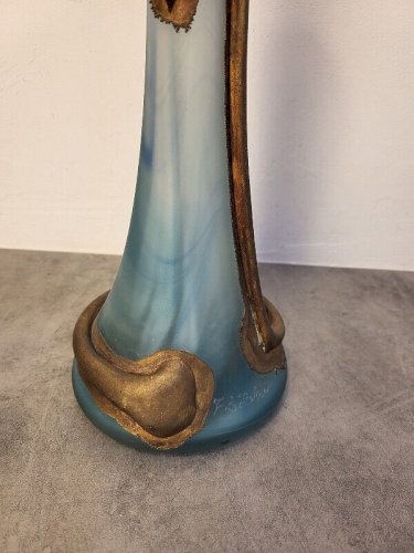 GRAND VASE BLEU CLAIR EN PATE DE VERRE SIGNEE F. SILVIY REF JE