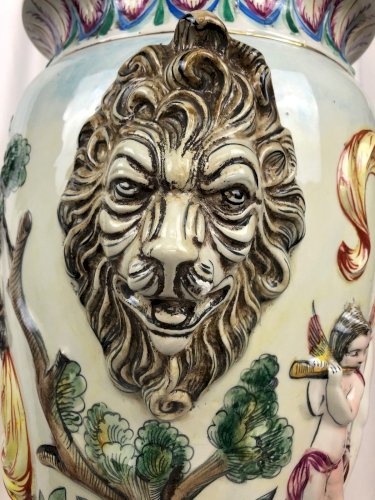 Grand vase Capodimonte signé, angelots et têtes de lion – Italie 58 cm
