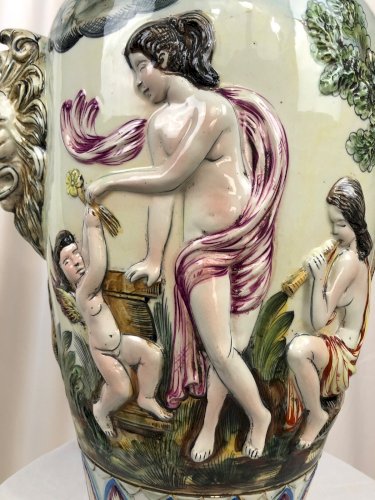 Grand vase Capodimonte signé, angelots et têtes de lion – Italie 58 cm