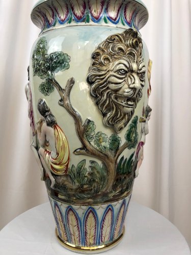 Grand vase Capodimonte signé, angelots et têtes de lion – Italie 58 cm