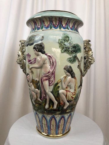 Grand vase Capodimonte signé, angelots et têtes de lion – Italie 58 cm