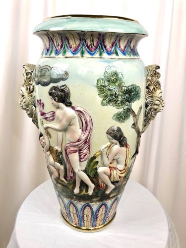 Grand vase Capodimonte signé, angelots et têtes de lion – Italie 58 cm