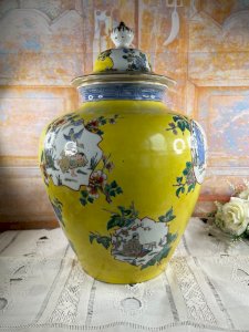 Grand vase couvert en porcelaine chinoise – décor Famille Jaune – Chine 1920