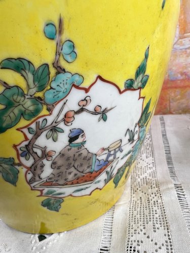 Grand vase couvert en porcelaine chinoise – décor Famille Jaune – Chine 1920