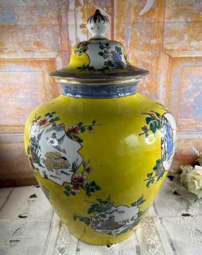 Grand vase couvert en porcelaine chinoise – décor Famille Jaune – Chine 1920