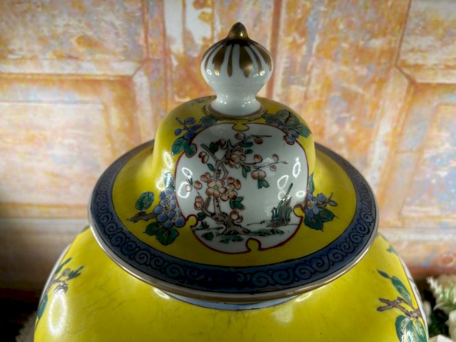 Grand vase couvert en porcelaine chinoise – décor Famille Jaune – Chine 1920