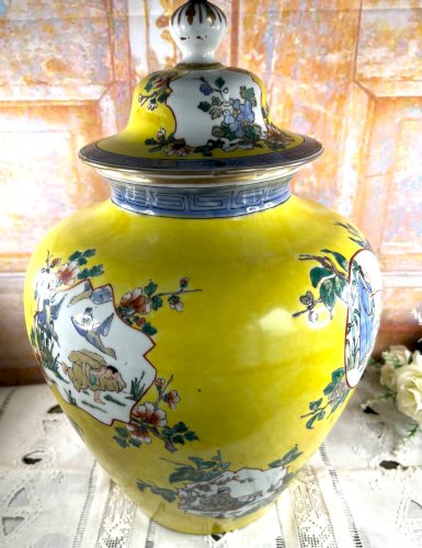 Grand vase couvert en porcelaine chinoise – décor Famille Jaune – Chine 1920