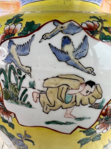 Grand vase couvert en porcelaine chinoise – décor Famille Jaune – Chine 1920