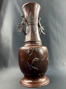 Large bronze vase from the 19th century with a bird decoration, Japan, Meiji period.