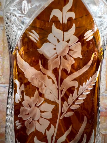 Grand vase en cristal overlay ambre – Décor floral gravé – 29 cm – Pologne