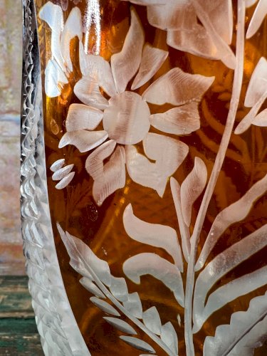 Grand vase en cristal overlay ambre – Décor floral gravé – 29 cm – Pologne