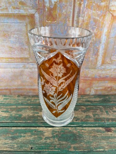 Grand vase en cristal overlay ambre – Décor floral gravé – 29 cm – Pologne