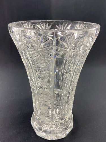 Grand vase en cristal taillé richement décoré Bohême