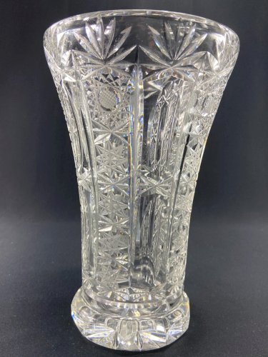Grand vase en cristal taillé richement décoré Bohême
