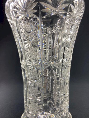 Grand vase en cristal taillé richement décoré Bohême
