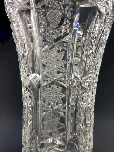 Grand vase en cristal taillé richement décoré Bohême